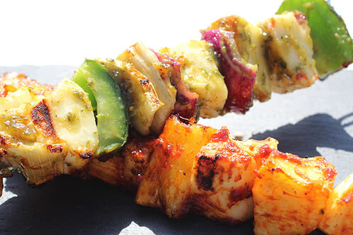 Рецепт: Halloumi роштиљски ражњићи – свежи са зачинским биљем