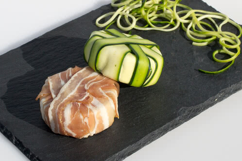 Рецепт: Camembert умотан у сланину и тиквицу